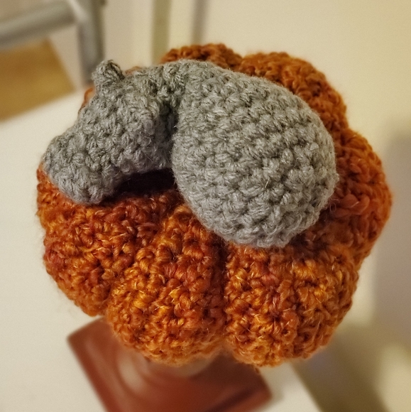 Sweet sleeping hippo on scented fall pumpkin - Picture 2 of 5